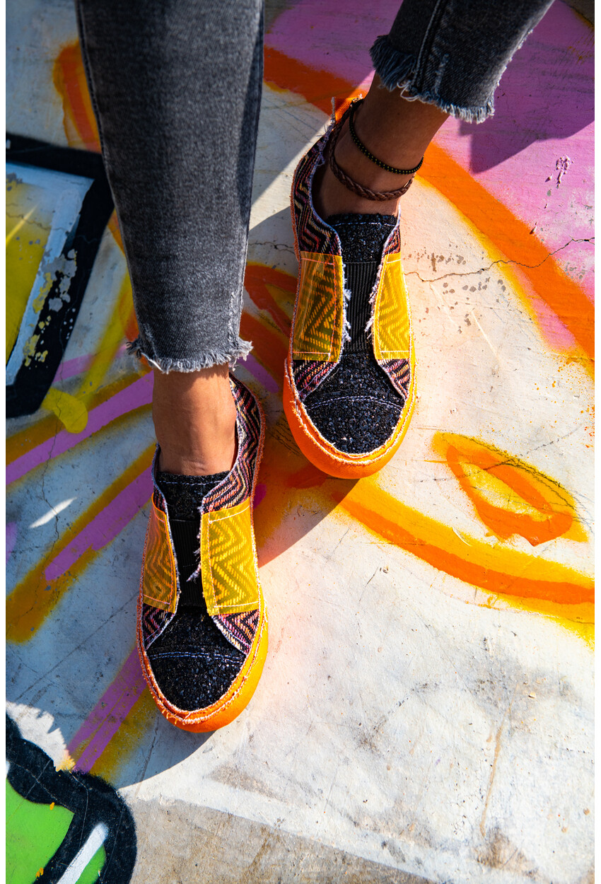GUKI35 Girl On Fire Sneaker Gk2101-01002