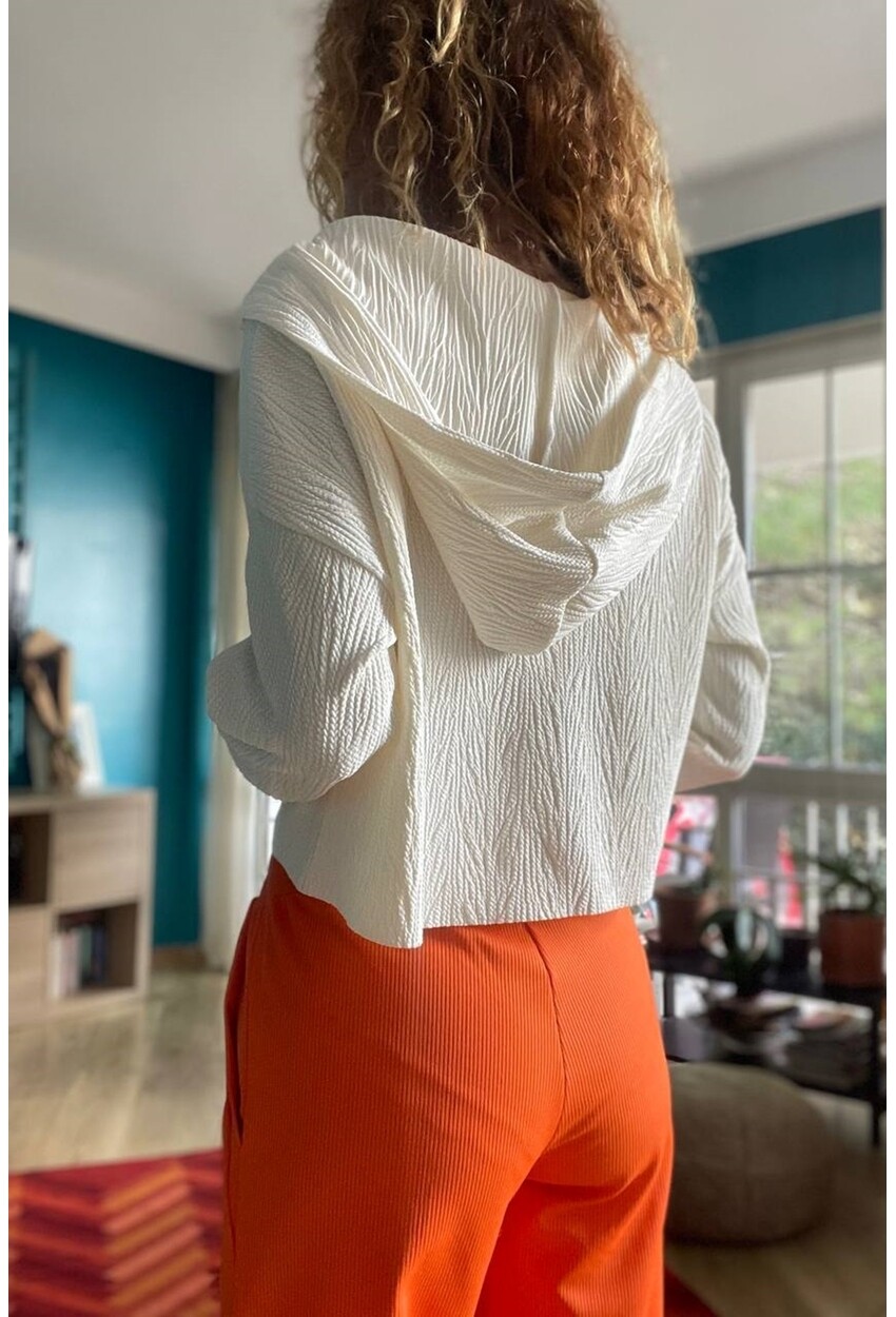 Kadın Beyaz Kendinden Dokulu Fermuarlı Kapüşonlu Crop Sweatshirt Bst3322