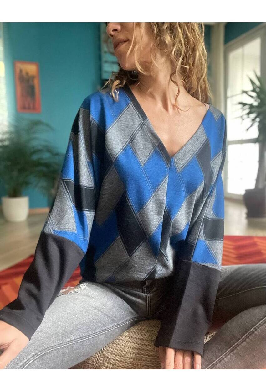 Kadın Mavi V Yaka Baklava Desen Color Block Yarasa Kol Kazak BST3342