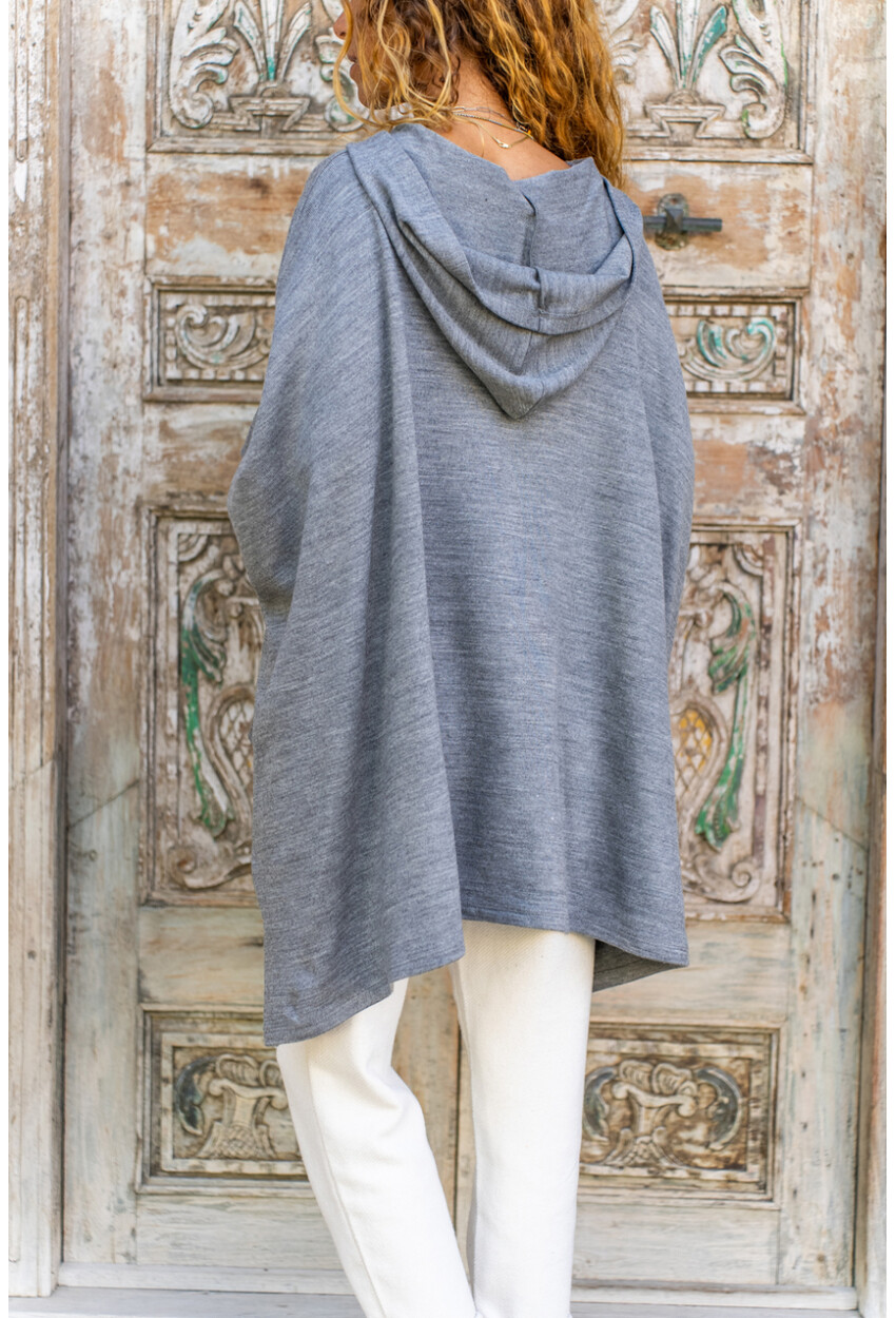 Kadın Gri Kapüşonlu Oversize Asimetrik Kesim Panço Kazak Bst3490