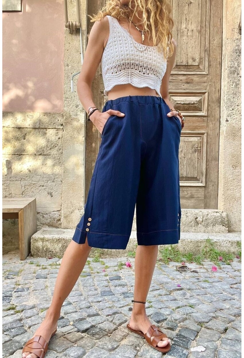 Kadın Lacivert Beli Lastikli Kendinden Dokulu Yanı Düğmeli Cepli Bermuda Şort BST3146