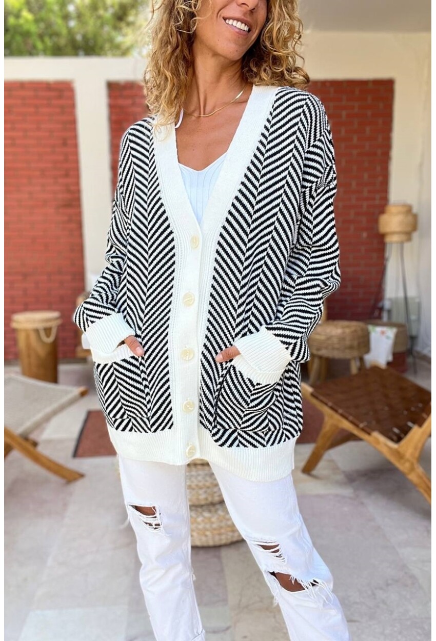 Kadın Siyah Beyaz Etnik Desenli Cepli Düğmeli Uzun Salaş Hırka BND414