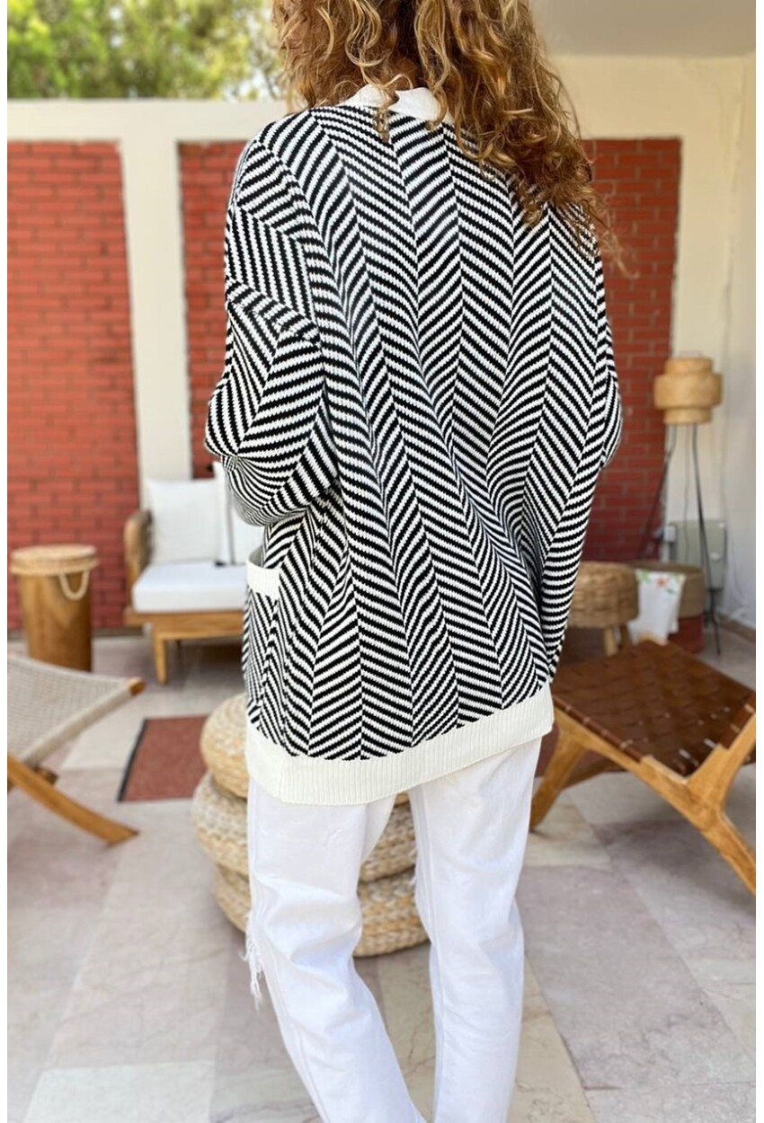 Kadın Siyah Beyaz Etnik Desenli Cepli Düğmeli Uzun Salaş Hırka BND414