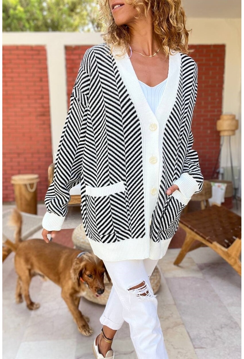 Kadın Siyah Beyaz Etnik Desenli Cepli Düğmeli Uzun Salaş Hırka BND414