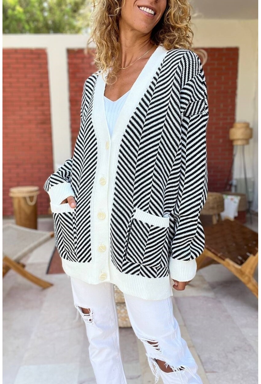 Kadın Siyah Beyaz Etnik Desenli Cepli Düğmeli Uzun Salaş Hırka BND414