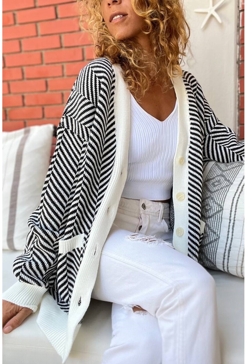 Kadın Siyah Beyaz Etnik Desenli Cepli Düğmeli Uzun Salaş Hırka BND414