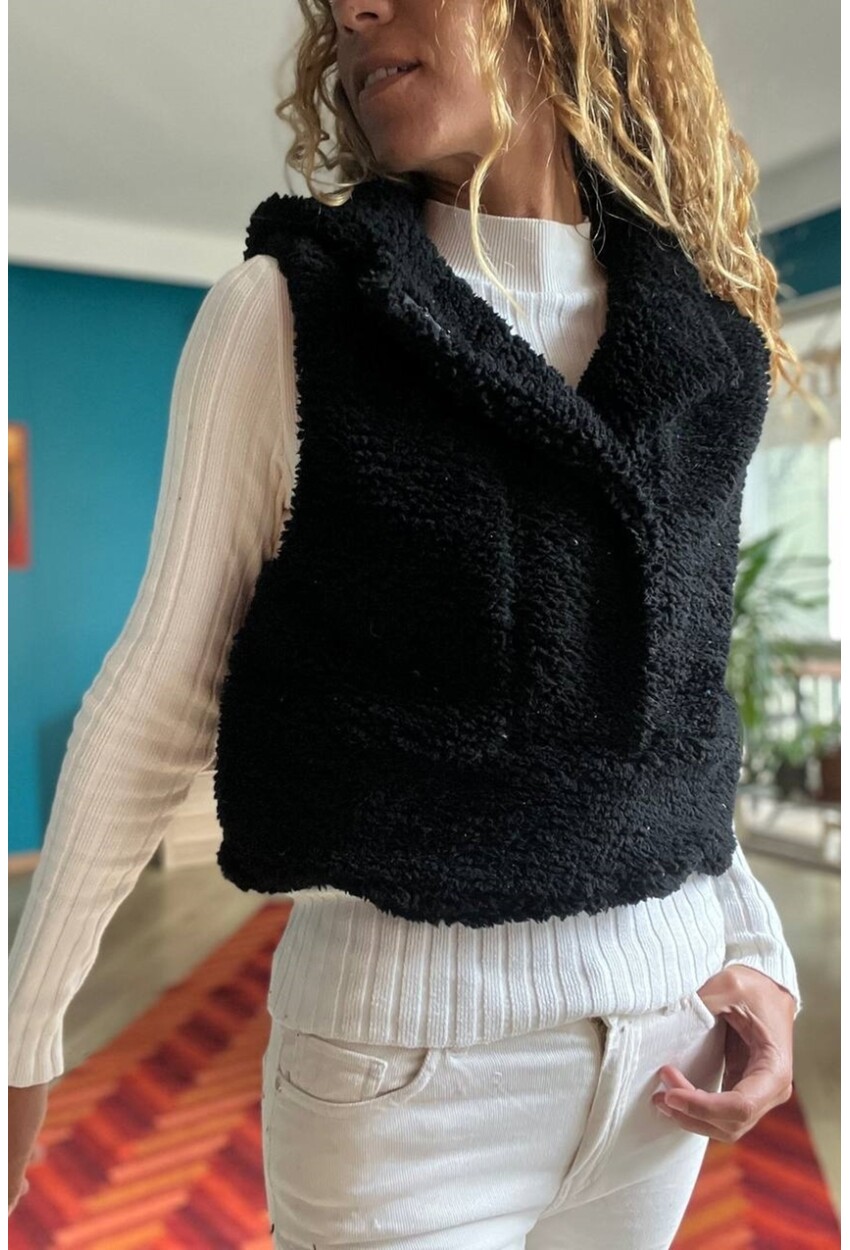 Kadın Siyah Kapüşonlu Cepli Crop Peluş Yelek 1St23