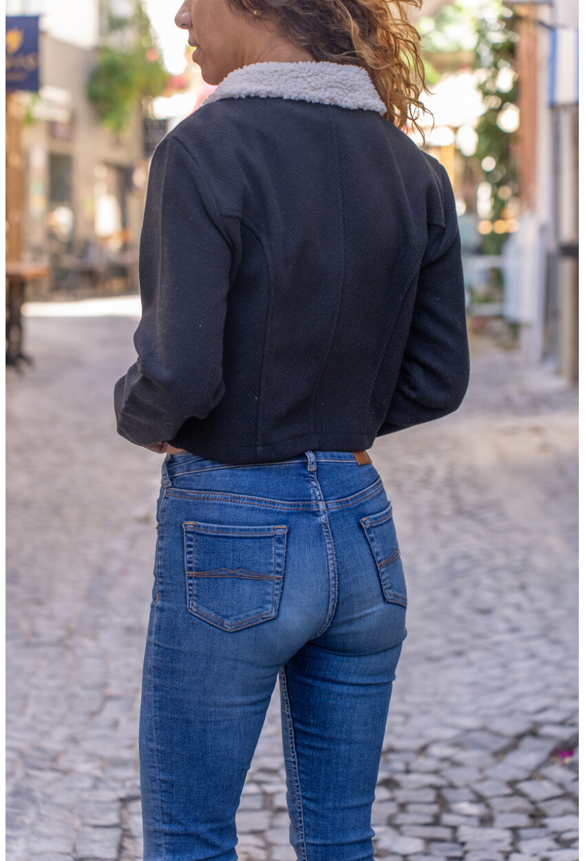 Kadın Siyah Kendinden Desenli Kaşe Yakası Peluş Fermuarlı Crop Ceket Bst3455