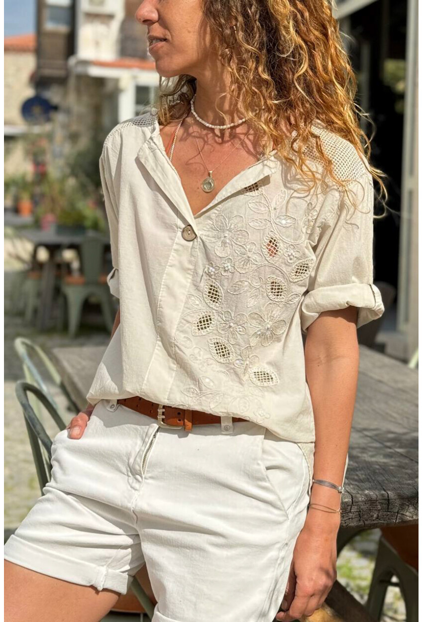 İtalyan Bej Düğmeli Yaka Yıkamalı Omzu Fileli Pul Payet Aplikeli Salaş Dokuma Bluz 70 55