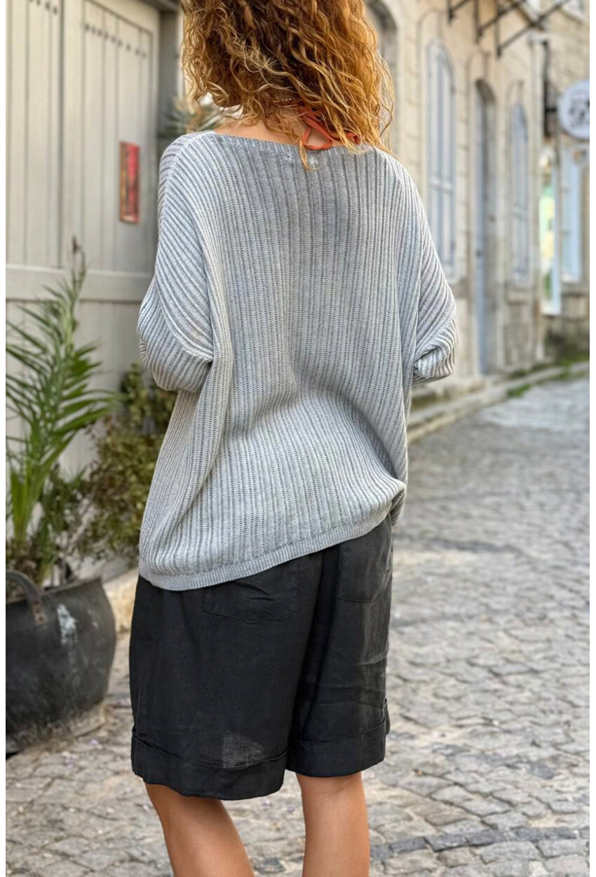 İtalyan Gri V Yaka Ajurlu Pamuklu Salaş Dokuma Bluz 65 55