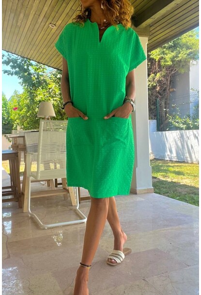 Zümrüt Yeşil Yakası Yırtmaçlı Cepli Kendinden Yumuşak Dokulu Salaş Elbise BST3655