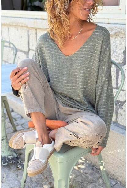 İtalyan Haki V Yaka Çizgili Yumuşak Dokulu Yün Karışımlı Salaş Kazak 75 60