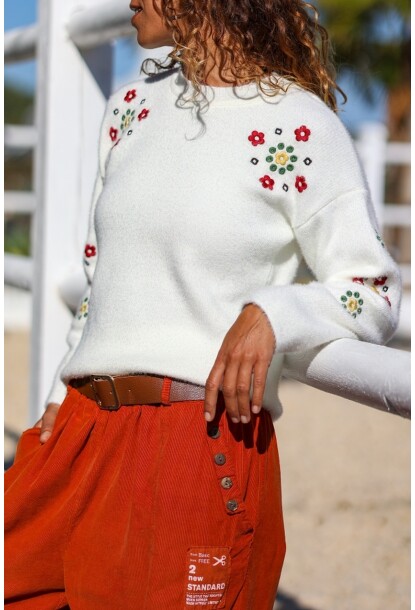 Ekru Bisiklet Yaka Yıkamalı Omzu Nakışlı Yumuşak Dokulu Salaş Kazak 60 40