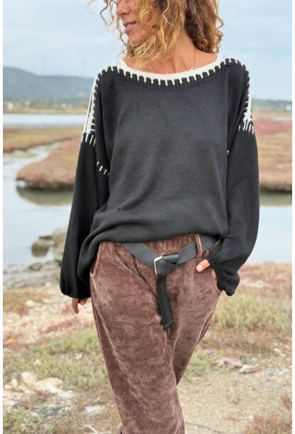 İtalyan Siyah Kayık Yaka Balon Kol Yıkamalı Yaka Ve Kol Nakışlı Yumuşak Dokulu Yün Salaş Kazak 70 60